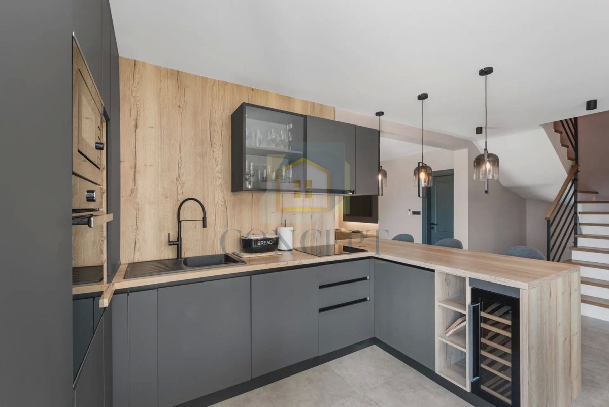 Novigrad, okolica, moderna dvojna kuća s bazenom, 8 km od mora