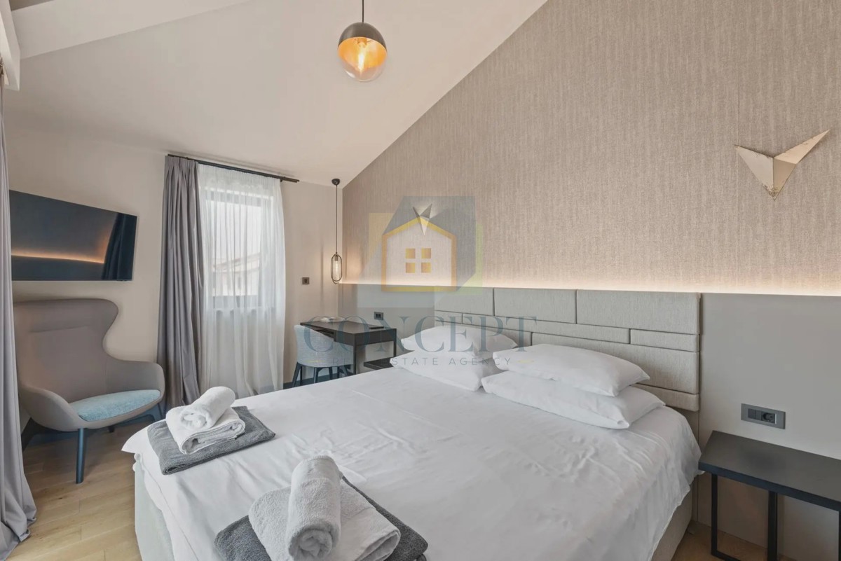 Novigrad, okolica, moderna dvojna kuća s bazenom, 8 km od mora