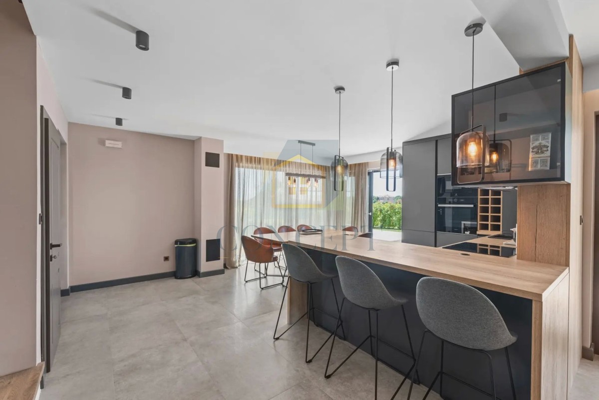 Novigrad, okolica, moderna dvojna kuća s bazenom, 8 km od mora