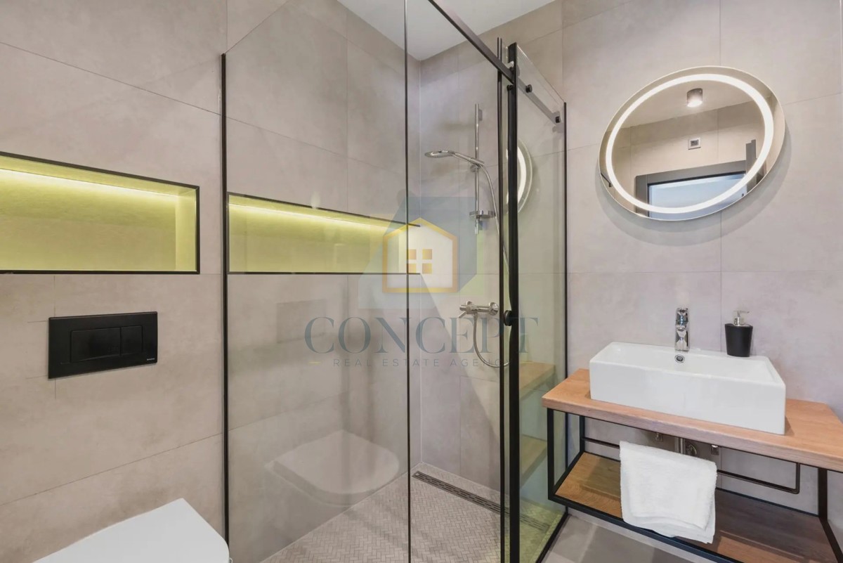 Novigrad, okolica, moderna dvojna kuća s bazenom, 8 km od mora