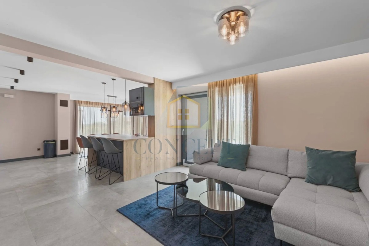 Novigrad, okolica, moderna dvojna kuća s bazenom, 8 km od mora