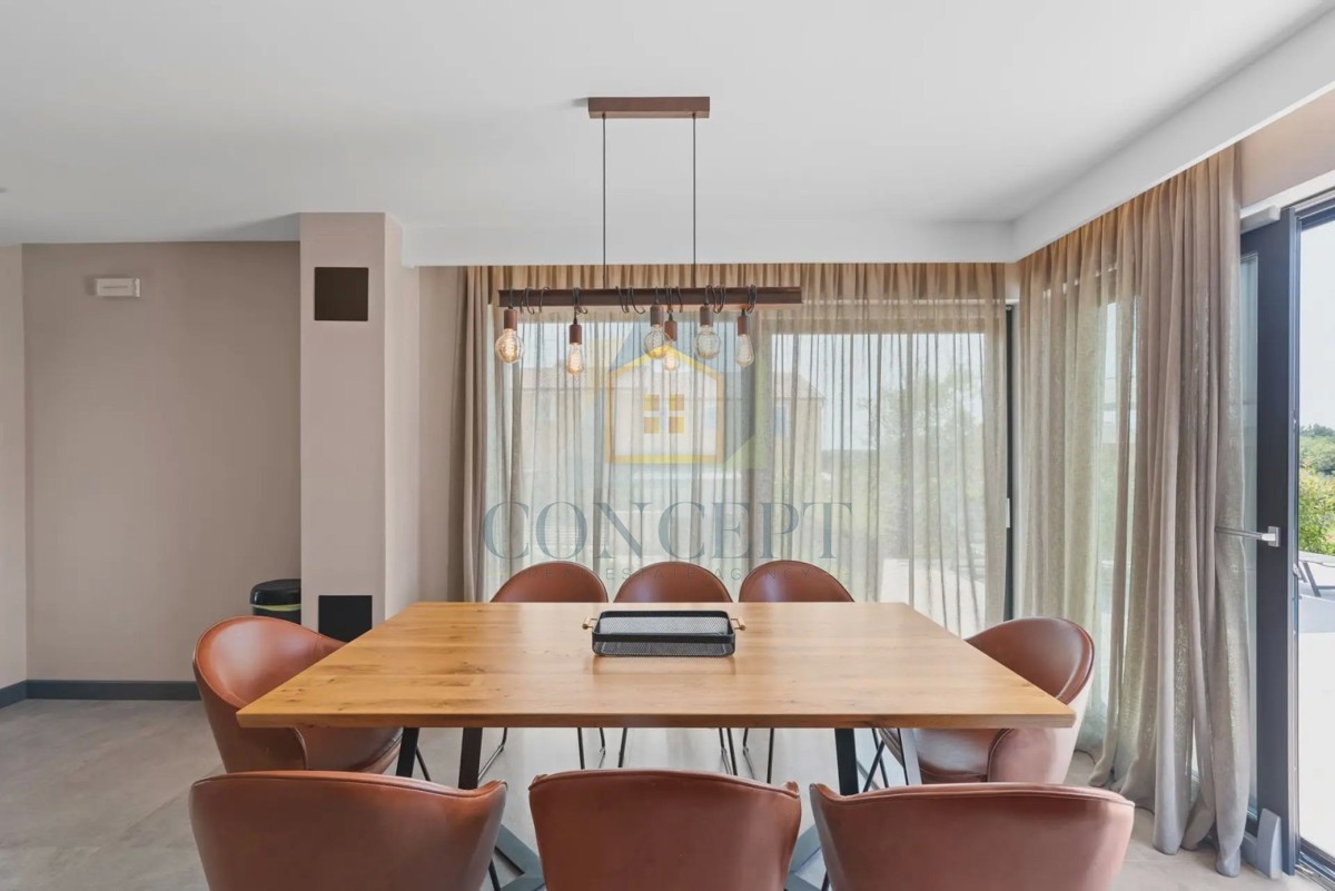 Novigrad, okolica, moderna dvojna kuća s bazenom, 8 km od mora