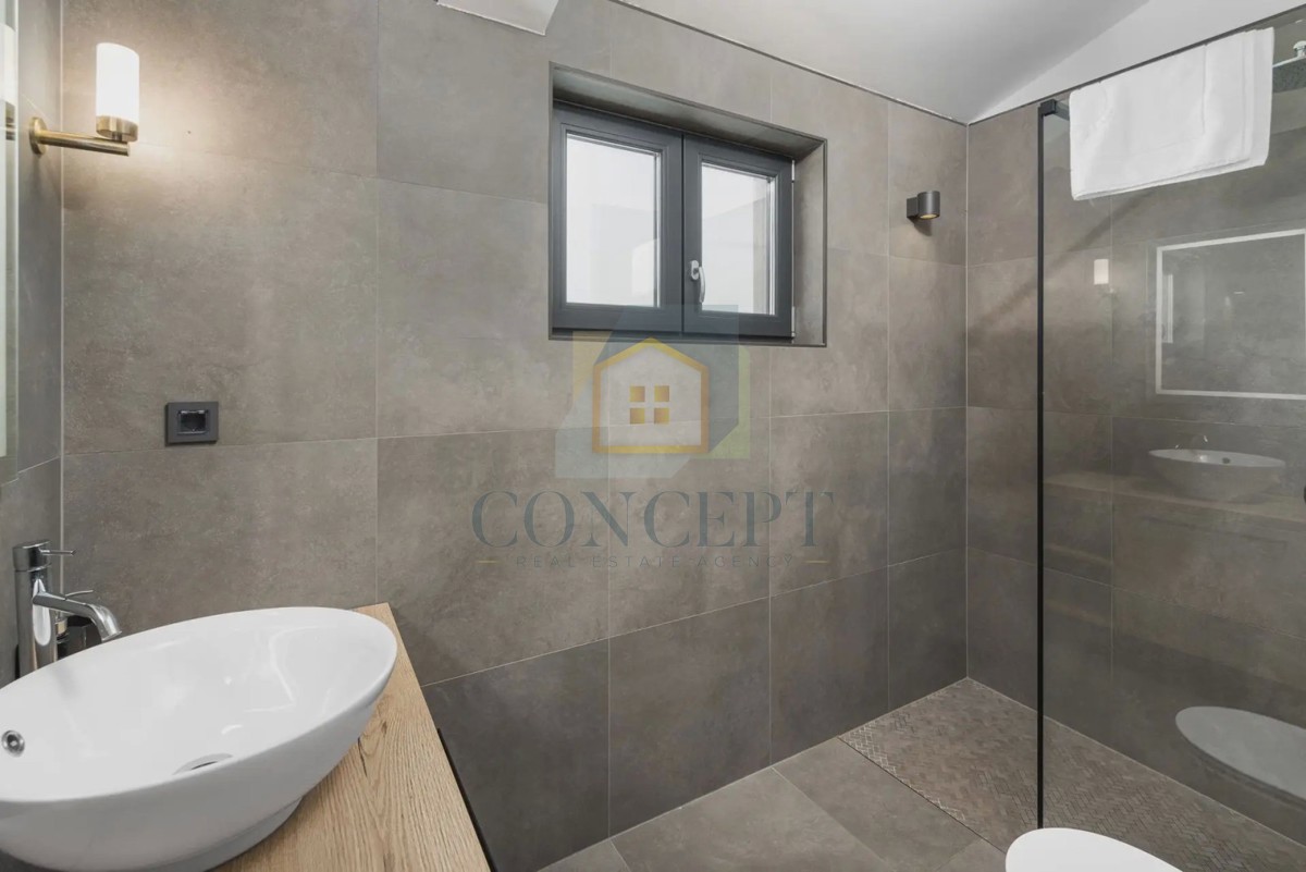 Novigrad, okolica, moderna dvojna kuća s bazenom, 8 km od mora