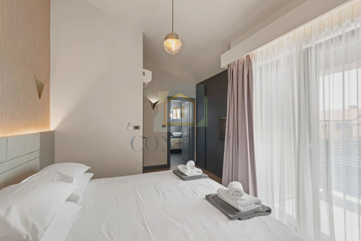 Novigrad, okolica, moderna dvojna kuća s bazenom, 8 km od mora