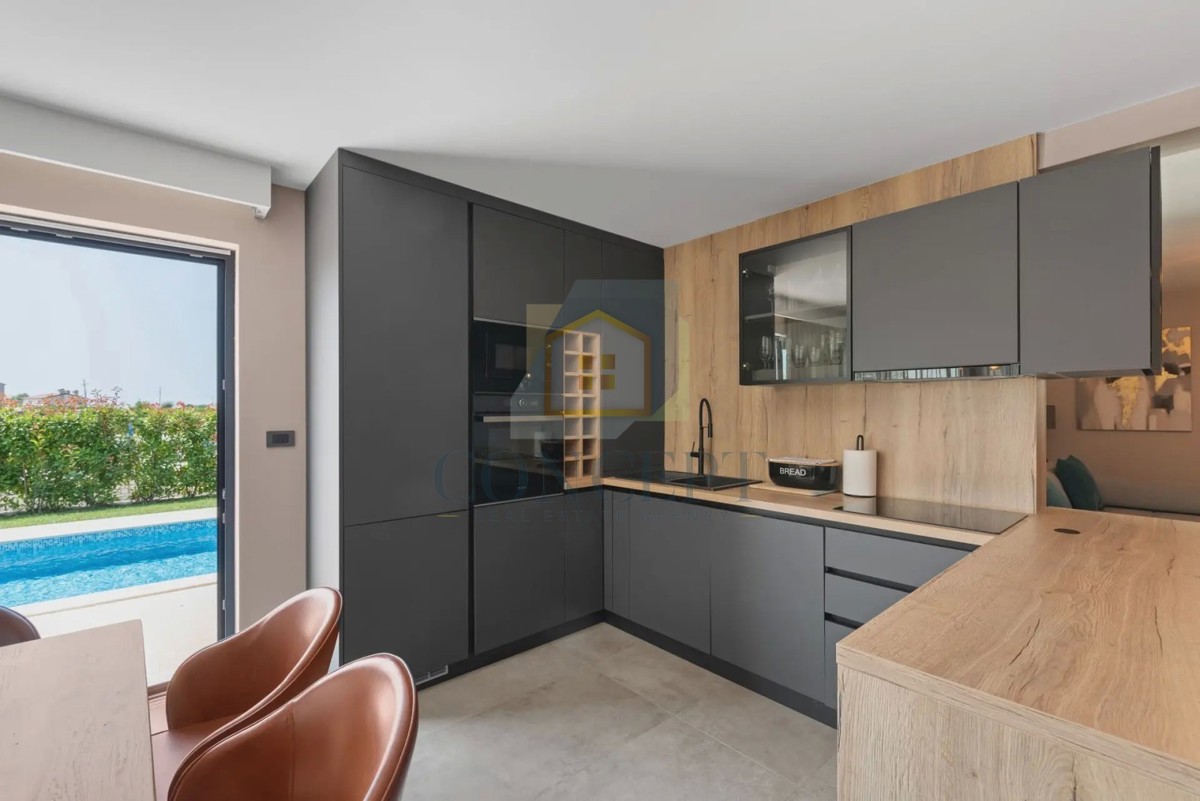 Novigrad, okolica, moderna dvojna kuća s bazenom, 8 km od mora