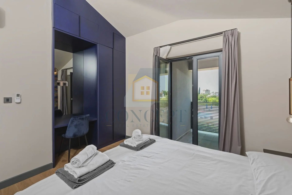 Novigrad, okolica, moderna dvojna kuća s bazenom, 8 km od mora