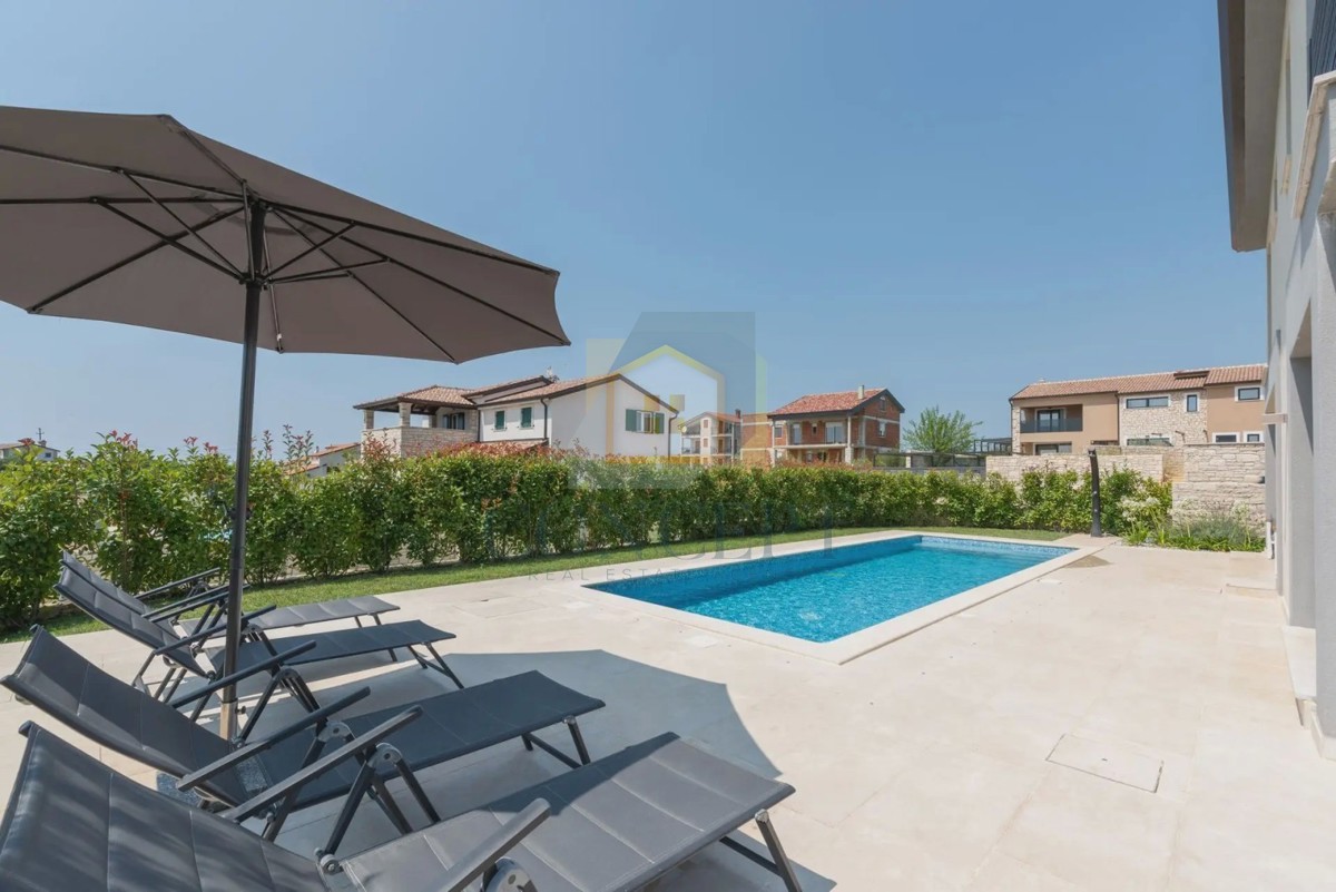 Novigrad, okolica, moderna dvojna kuća s bazenom, 8 km od mora