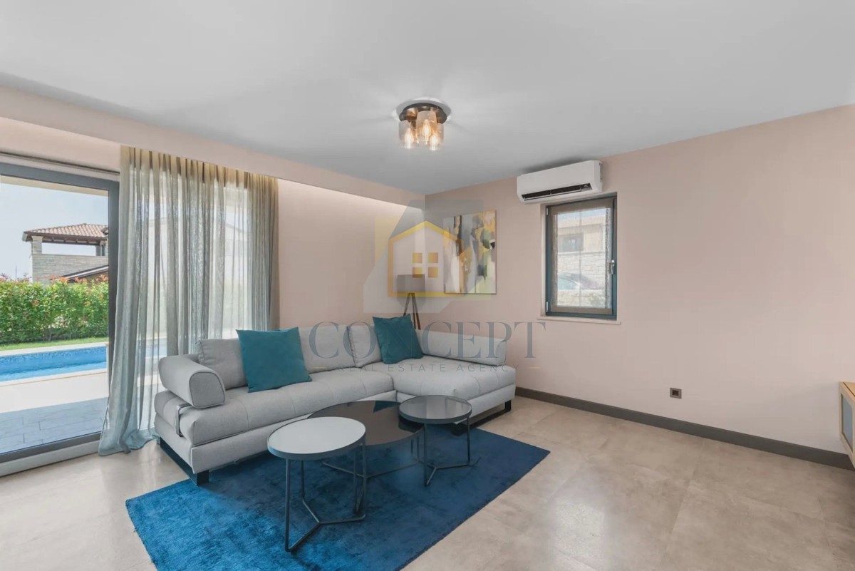 Novigrad, okolica, moderna dvojna kuća s bazenom, 8 km od mora