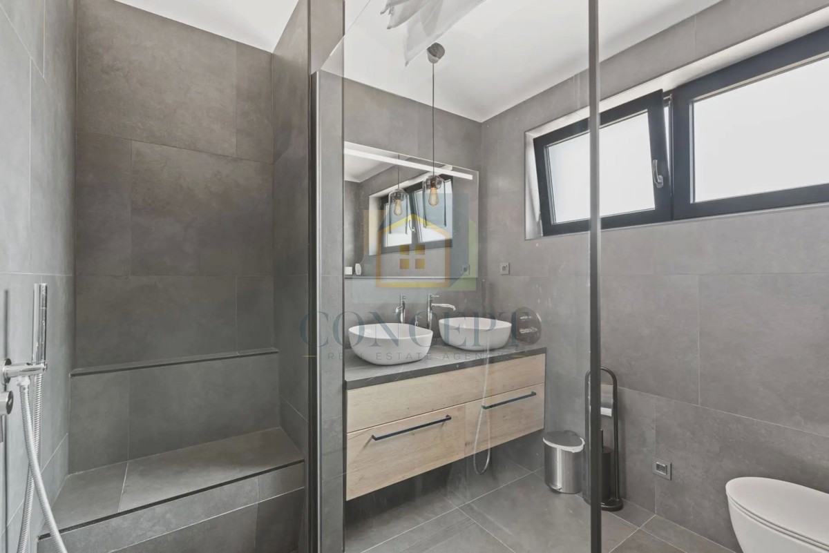 Novigrad, okolica, moderna dvojna kuća s bazenom, 8 km od mora