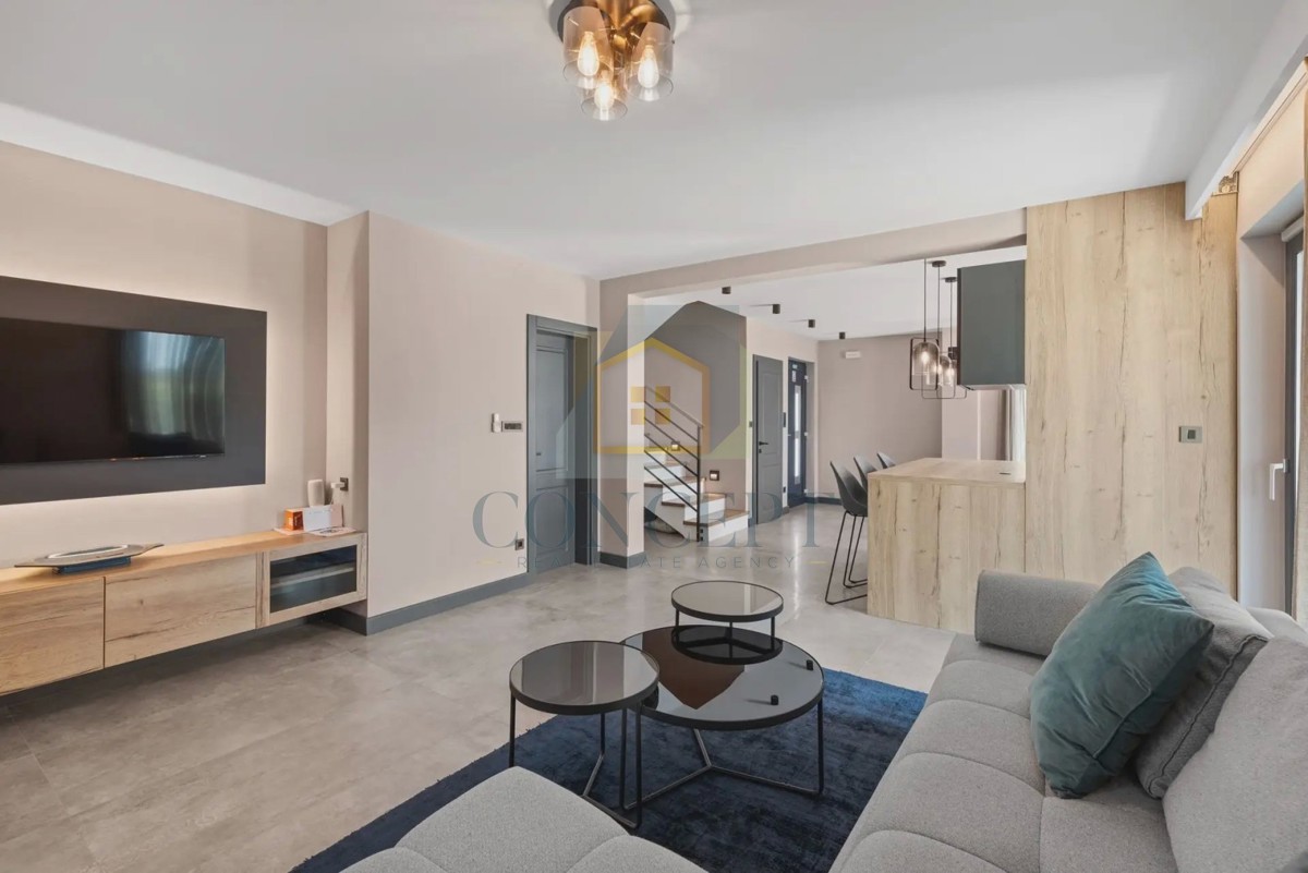 Novigrad, okolica, moderna dvojna kuća s bazenom, 8 km od mora