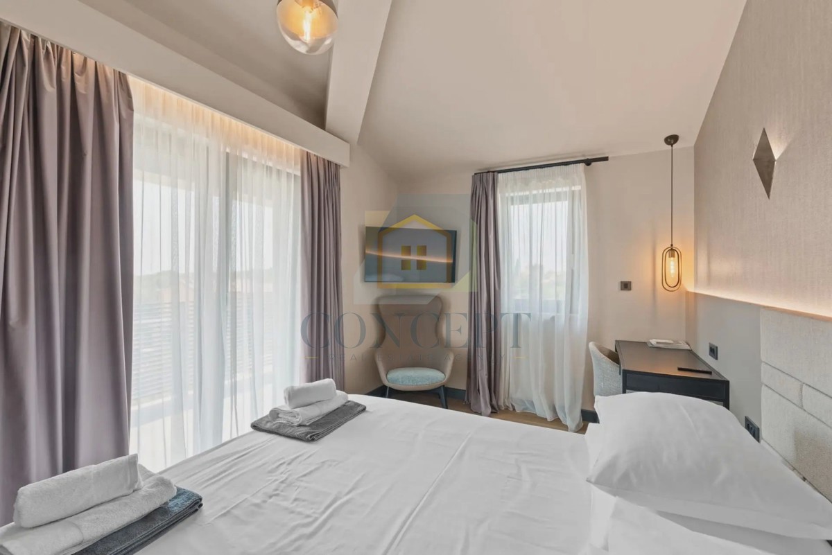 Novigrad, okolica, moderna dvojna kuća s bazenom, 8 km od mora