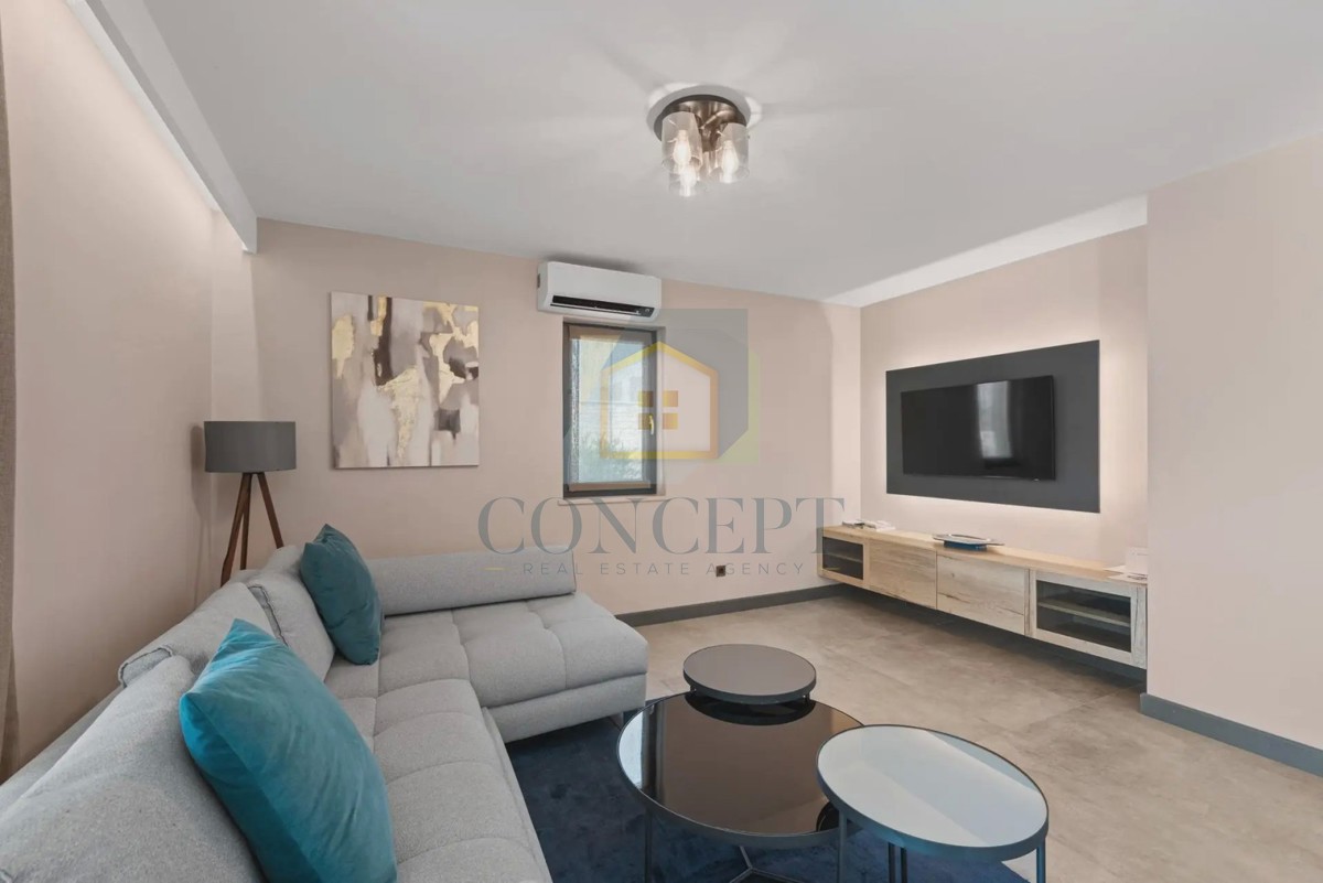 Novigrad, okolica, moderna dvojna kuća s bazenom, 8 km od mora