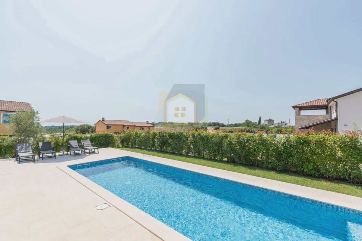 Novigrad, okolica, moderna dvojna kuća s bazenom, 8 km od mora