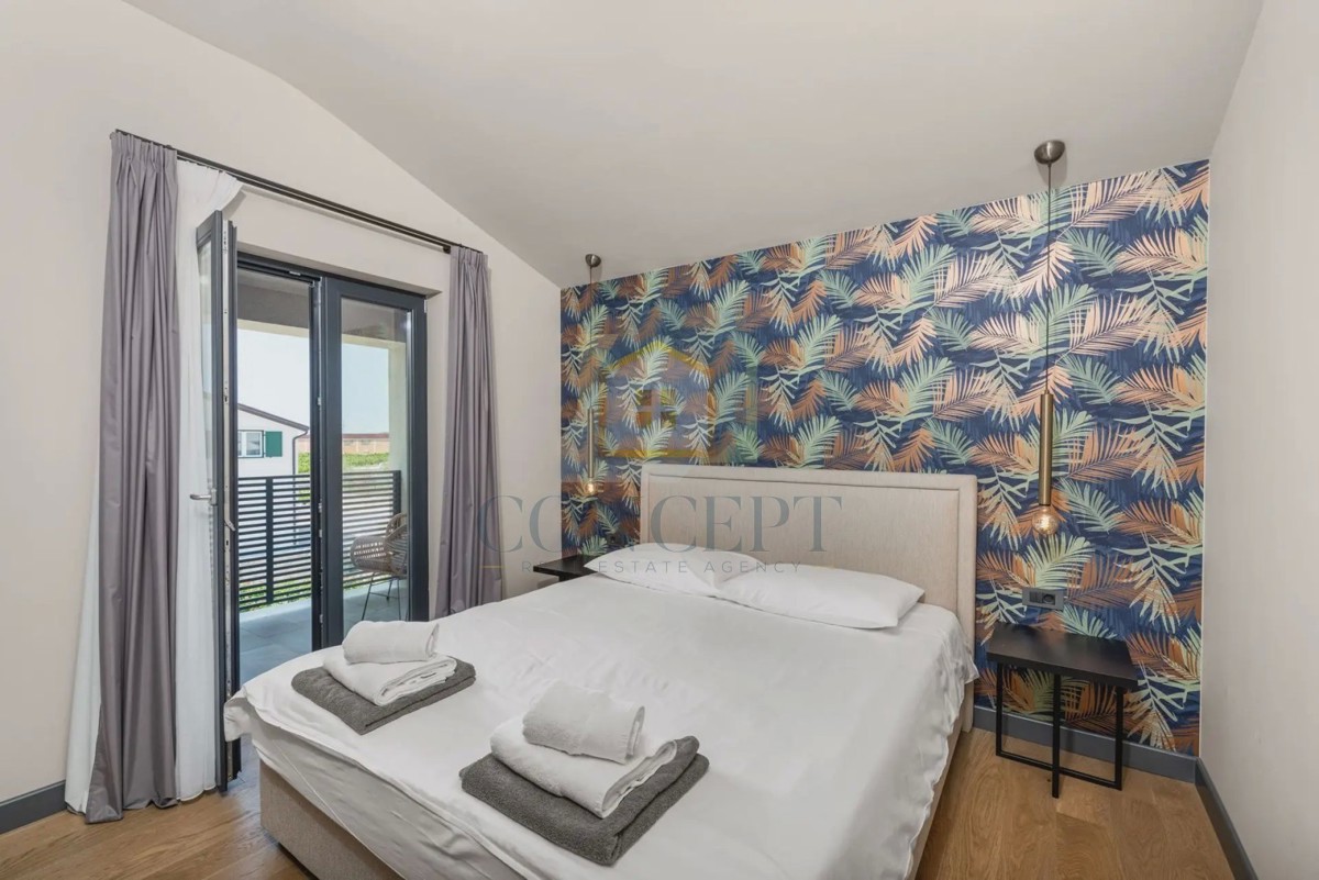 Novigrad, okolica, moderna dvojna kuća s bazenom, 8 km od mora