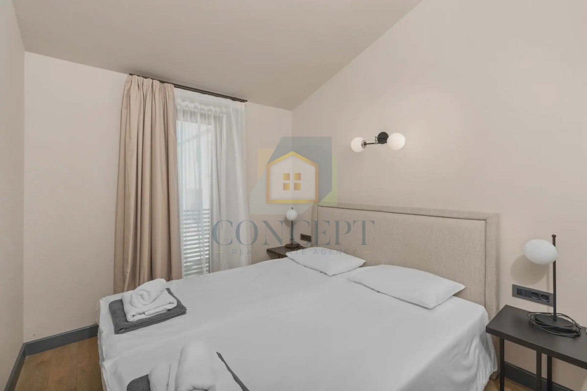 Novigrad, okolica, moderna dvojna kuća s bazenom, 8 km od mora