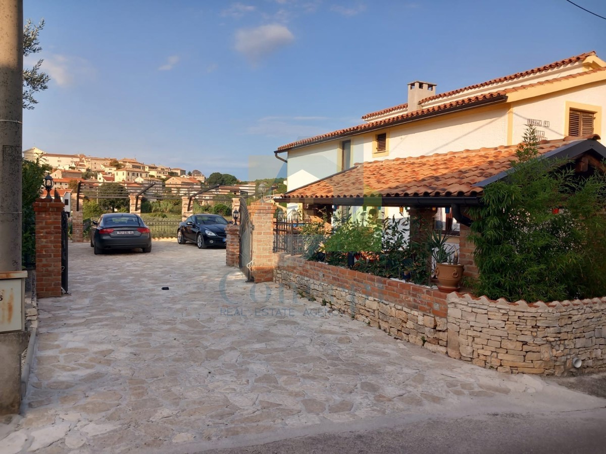 Poreč, okolica, Avtohtona hiša s 3 stanovanjskimi enotami, 12 km od morja