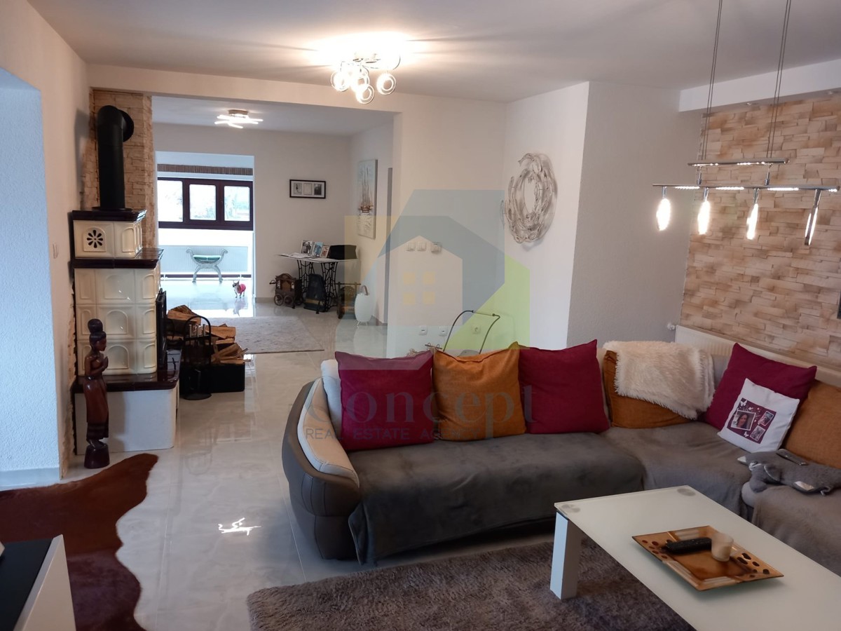 Poreč, okolica, Avtohtona hiša s 3 stanovanjskimi enotami, 12 km od morja