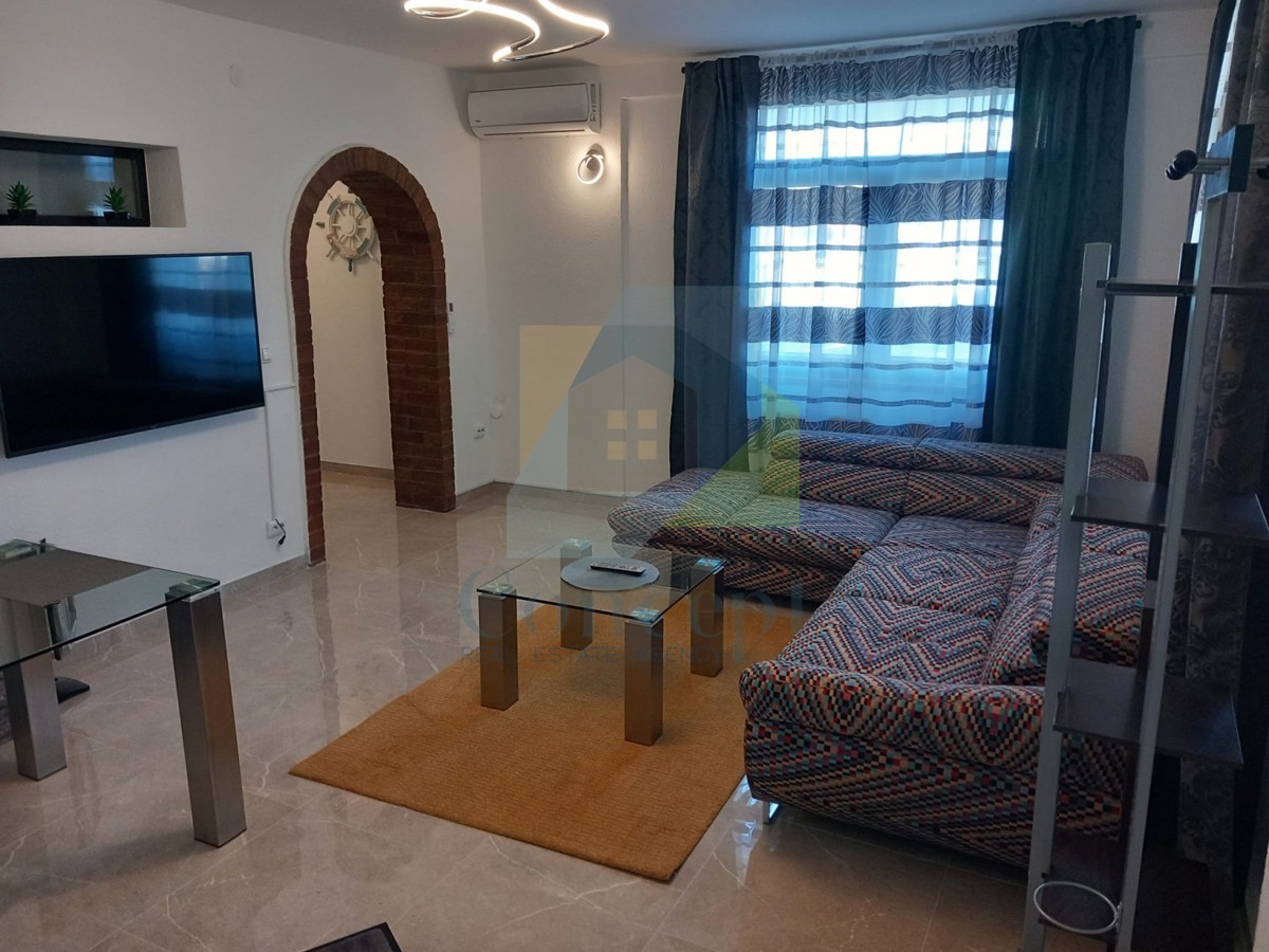 Poreč, okolica, Avtohtona hiša s 3 stanovanjskimi enotami, 12 km od morja