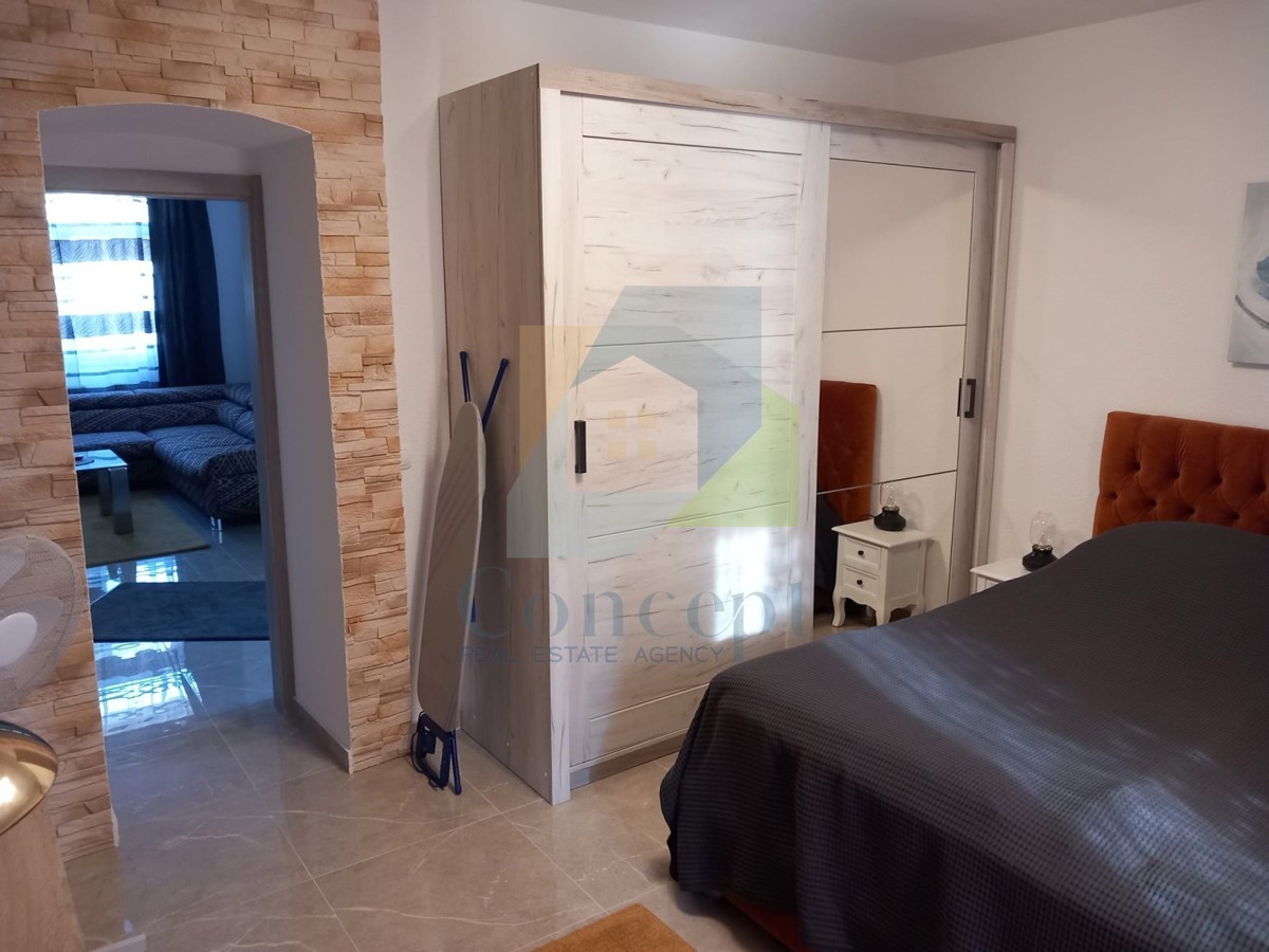 Poreč, okolica, Avtohtona hiša s 3 stanovanjskimi enotami, 12 km od morja