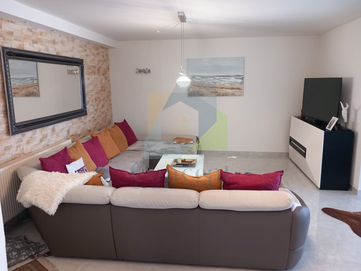 Poreč, okolica, Avtohtona hiša s 3 stanovanjskimi enotami, 12 km od morja