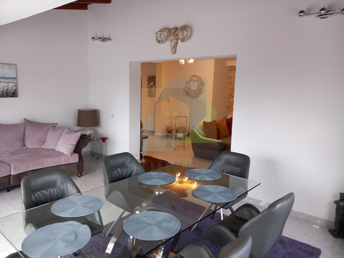 Poreč, okolica, Avtohtona hiša s 3 stanovanjskimi enotami, 12 km od morja