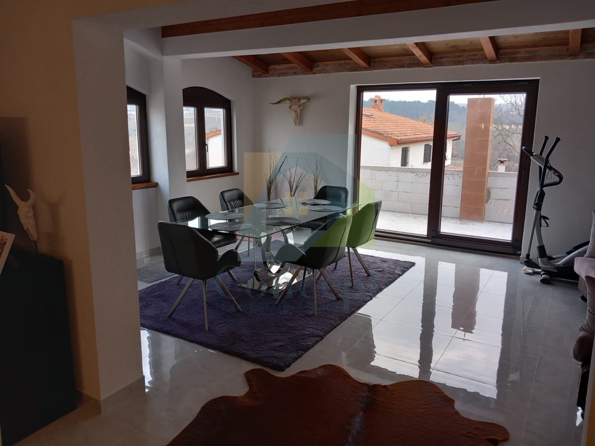 Poreč, okolica, Avtohtona hiša s 3 stanovanjskimi enotami, 12 km od morja