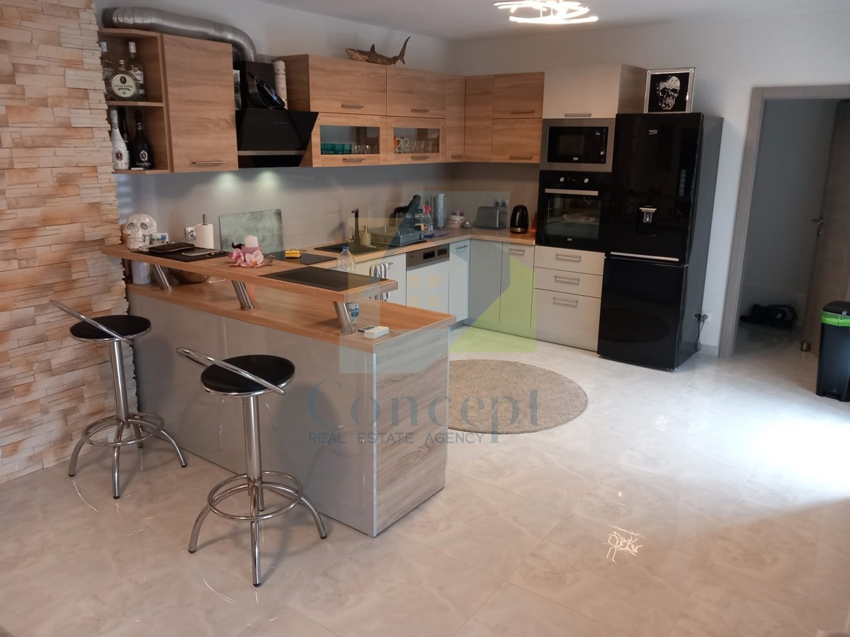 Poreč, okolica, Avtohtona hiša s 3 stanovanjskimi enotami, 12 km od morja