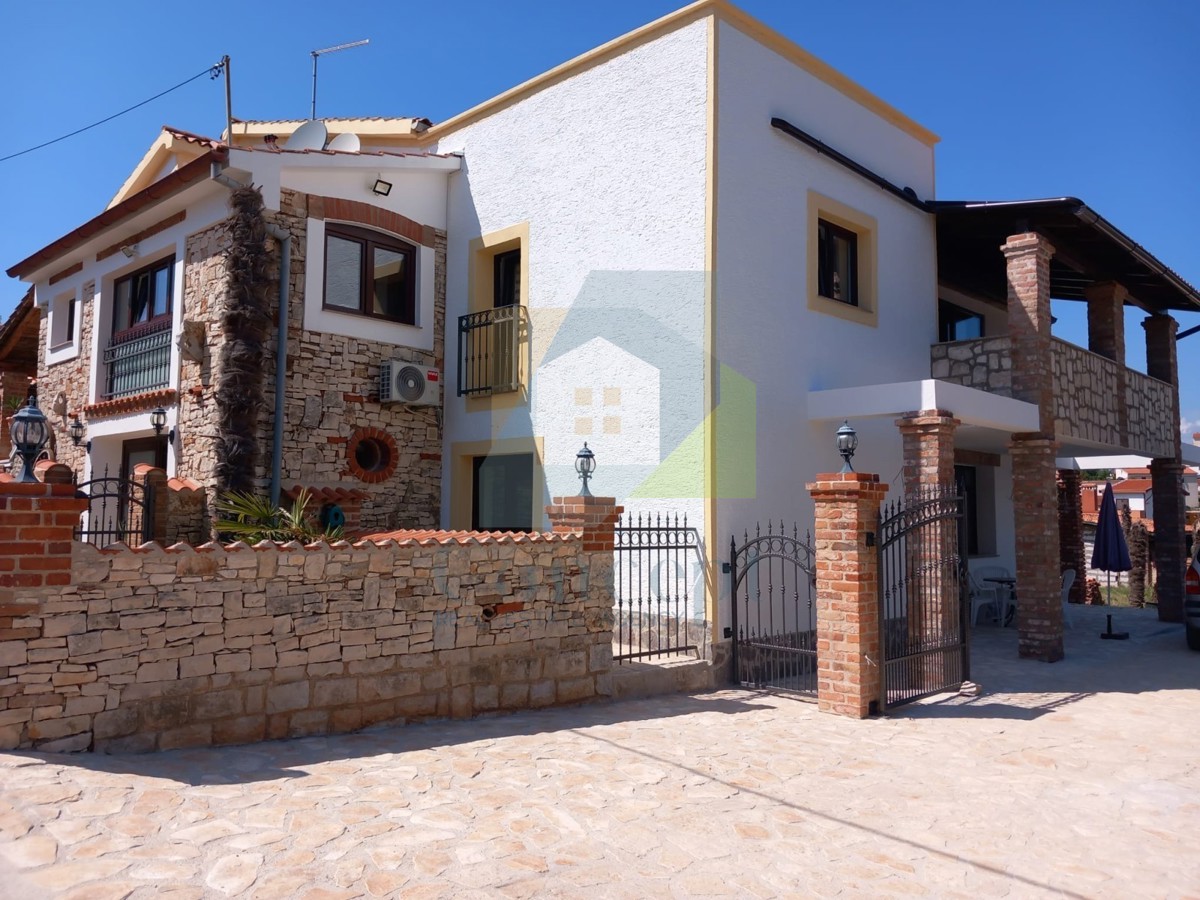 Poreč, okolica, Avtohtona hiša s 3 stanovanjskimi enotami, 12 km od morja