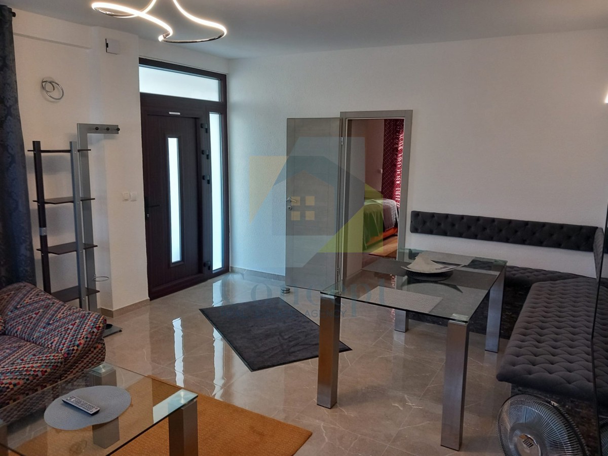 Poreč, okolica, Avtohtona hiša s 3 stanovanjskimi enotami, 12 km od morja