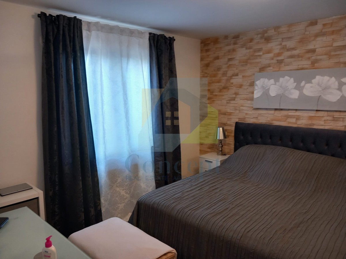 Poreč, okolica, Avtohtona hiša s 3 stanovanjskimi enotami, 12 km od morja