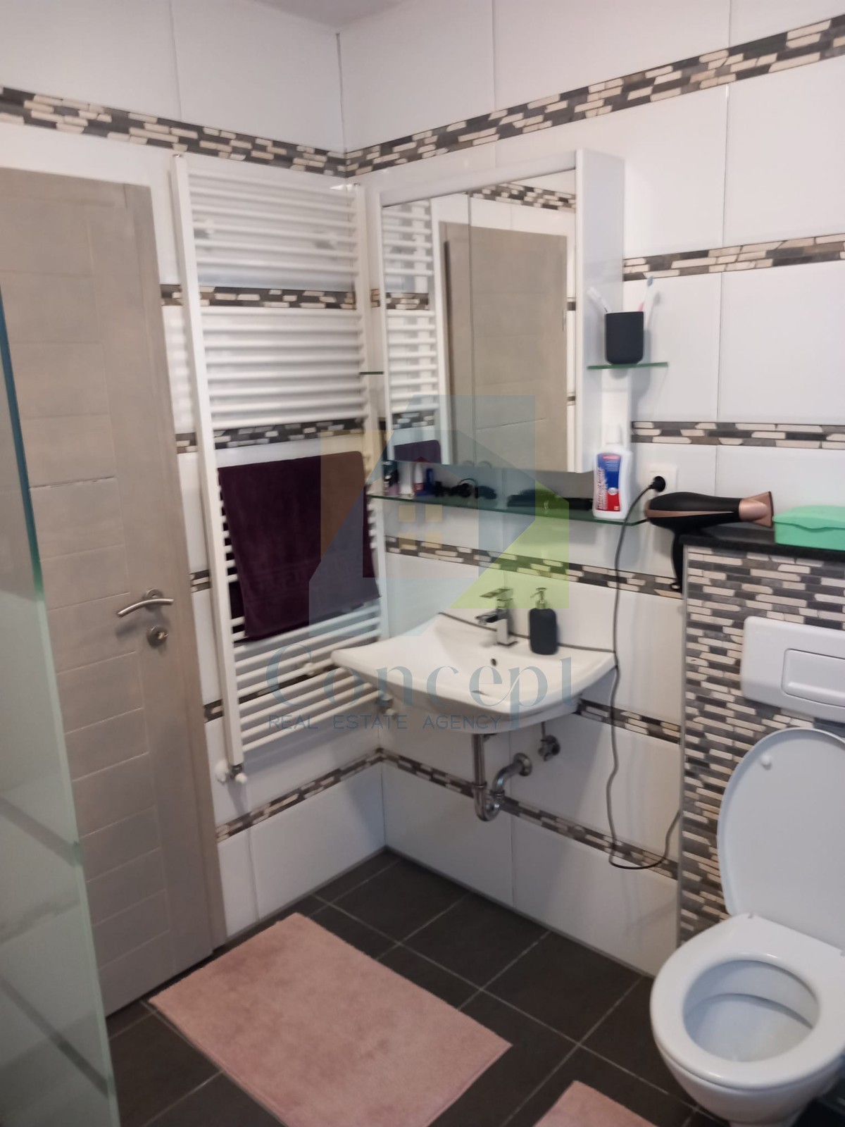 Poreč, okolica, Avtohtona hiša s 3 stanovanjskimi enotami, 12 km od morja