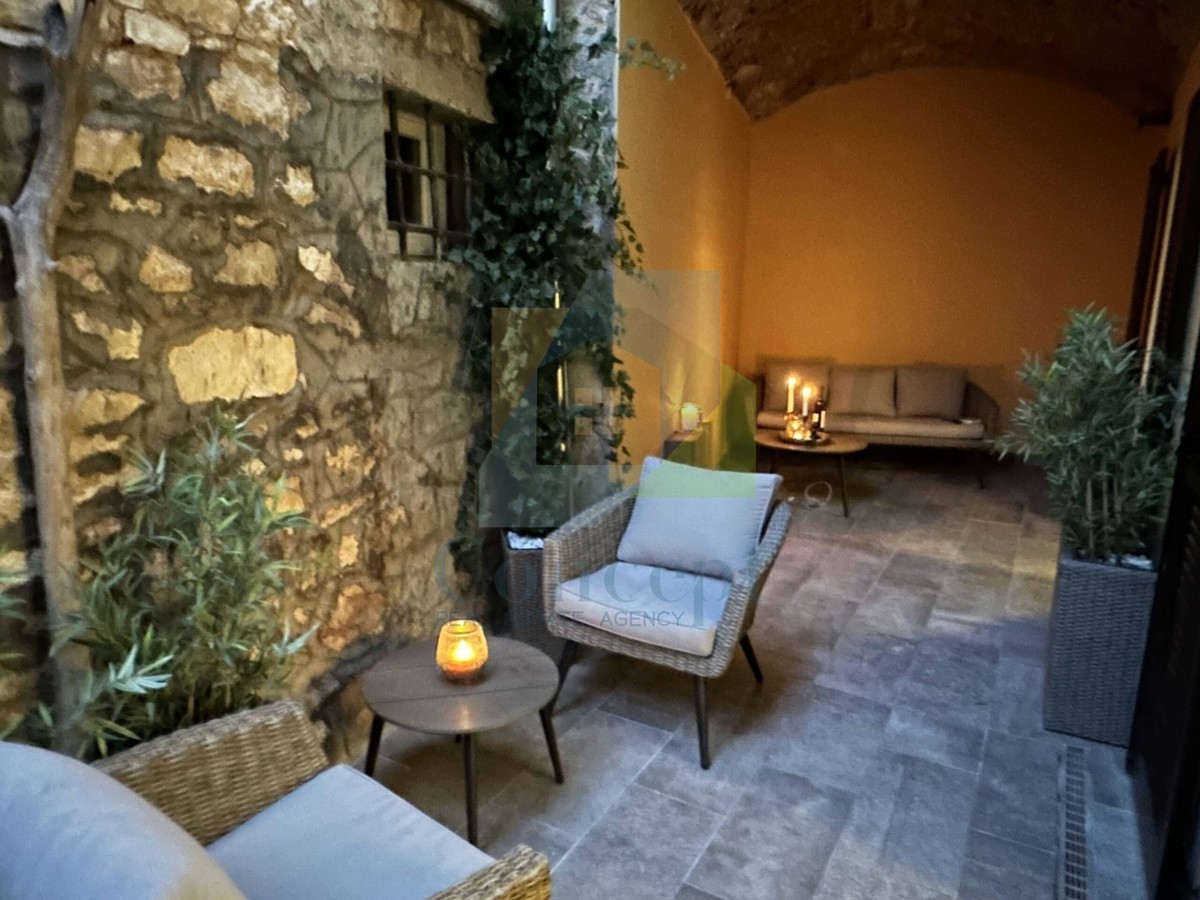 Poreč, center, Luksuzna hiša s tremi bivalnimi enotami v starem mestnem jedru, 40 m od morja