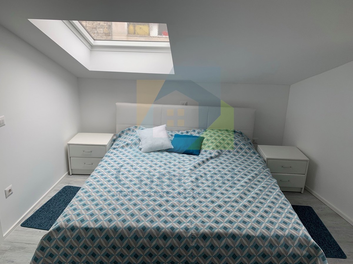 Poreč, center, Luksuzna hiša s tremi bivalnimi enotami v starem mestnem jedru, 40 m od morja