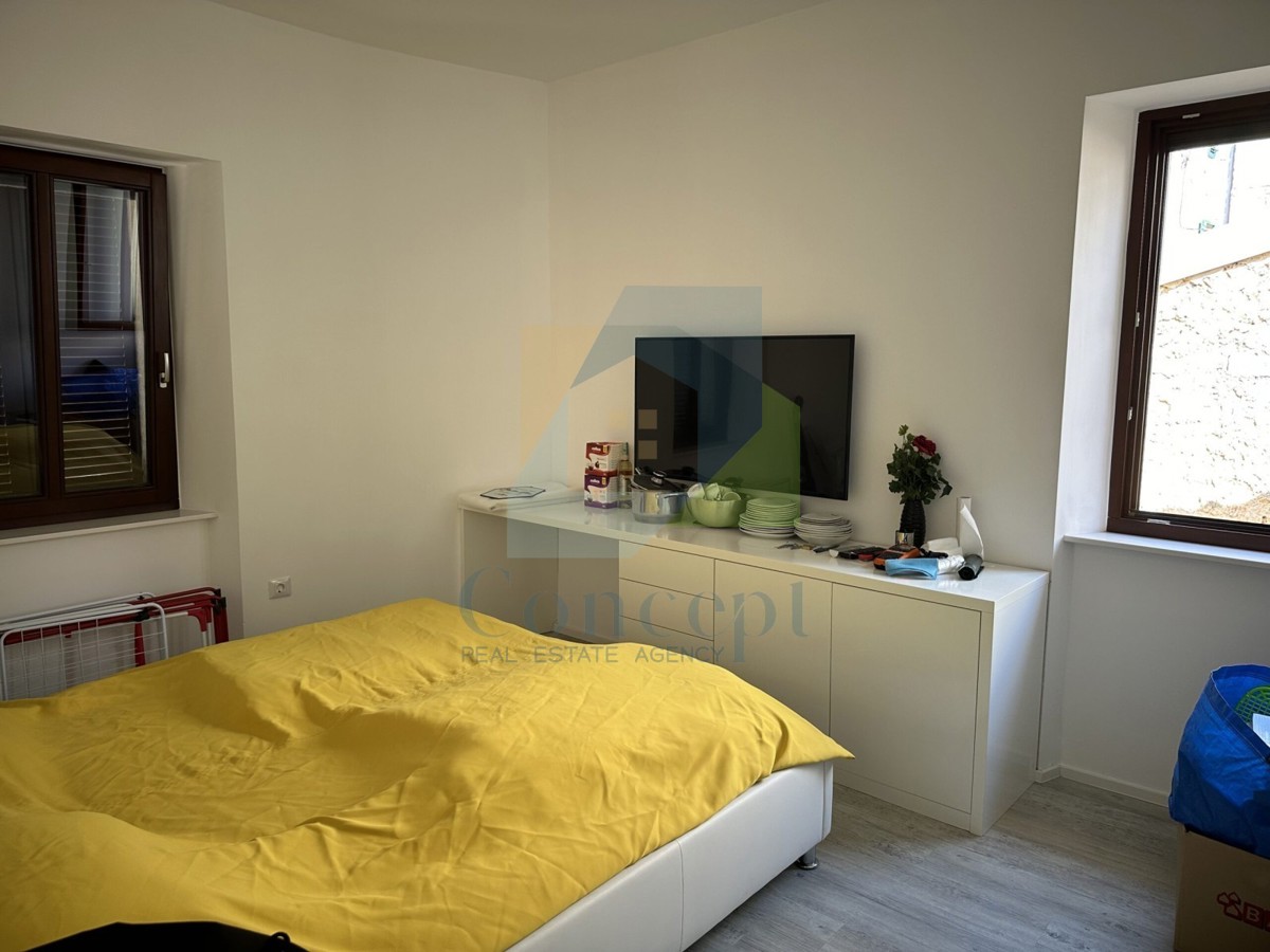 Poreč, center, Luksuzna hiša s tremi bivalnimi enotami v starem mestnem jedru, 40 m od morja