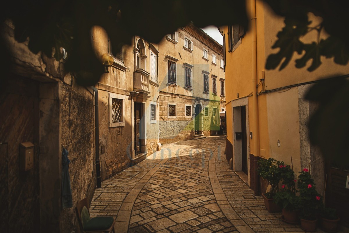 Poreč, center, Luksuzna hiša s tremi bivalnimi enotami v starem mestnem jedru, 40 m od morja