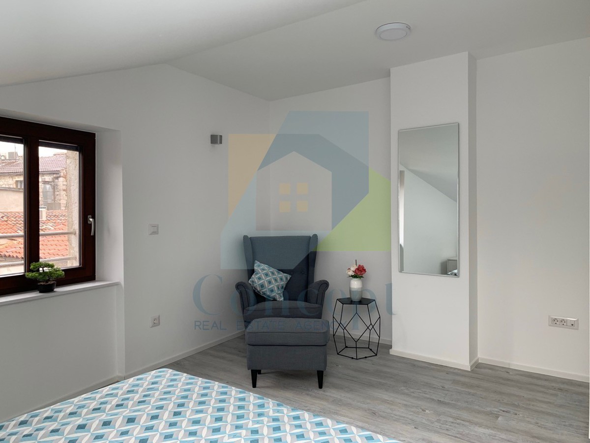 Poreč, center, Luksuzno stanovanje v 2. nadstropju v starem mestnem jedru, 40 m od morja