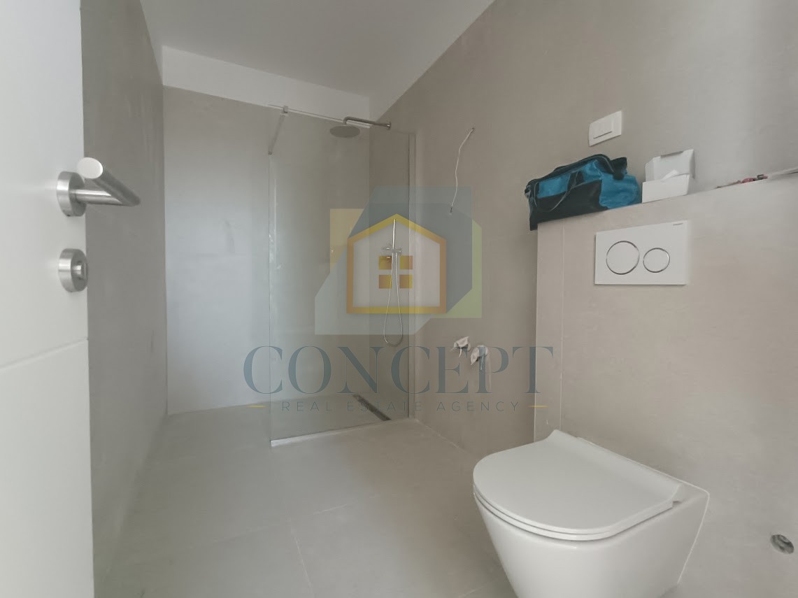 Poreč, okolica, Luksuzno stanovanje s krovno teraso v novogradnji, 1300 m od morja