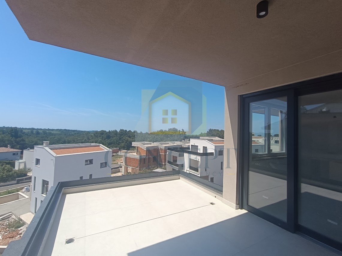 Poreč, okolica, Luksuzno stanovanje s krovno teraso v novogradnji, 1300 m od morja