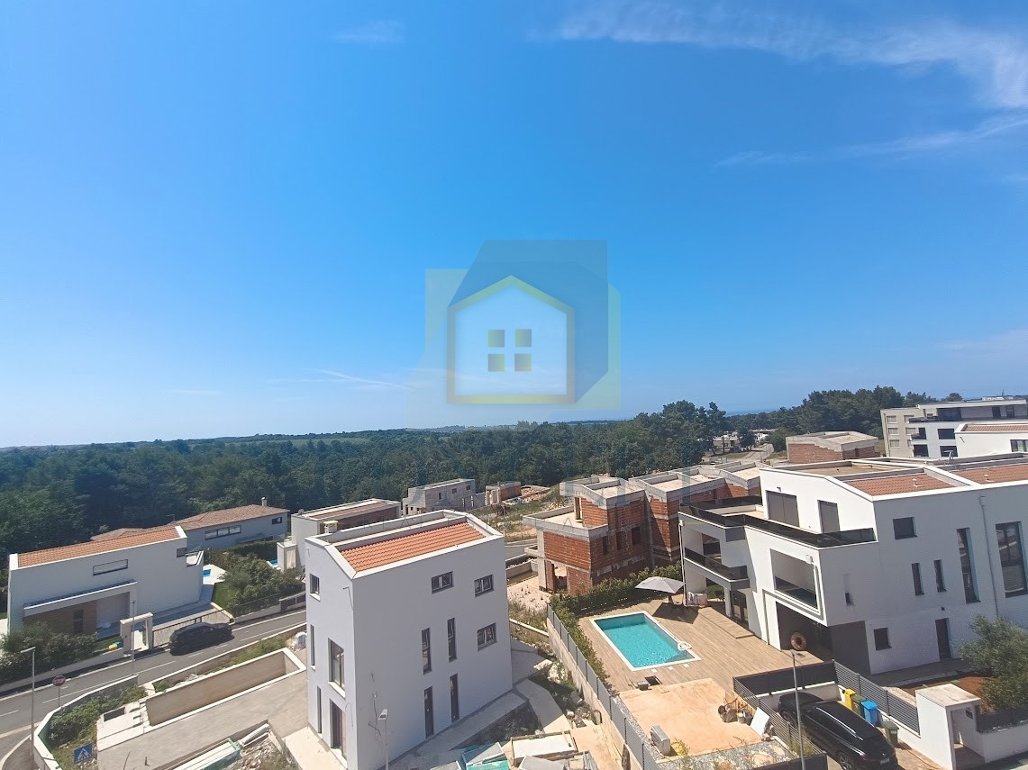 Poreč, okolica, Luksuzno stanovanje s krovno teraso v novogradnji, 1300 m od morja