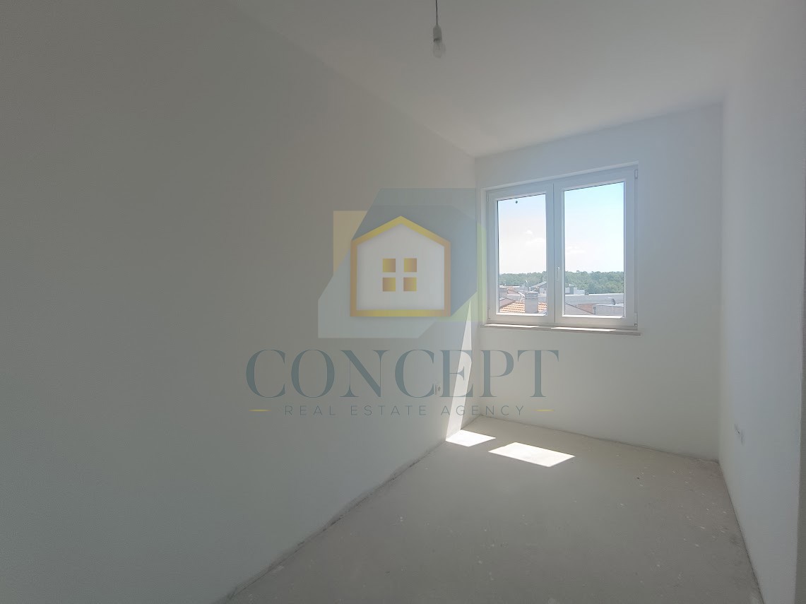 Poreč, okolica, Luksuzno stanovanje s krovno teraso v novogradnji, 1300 m od morja