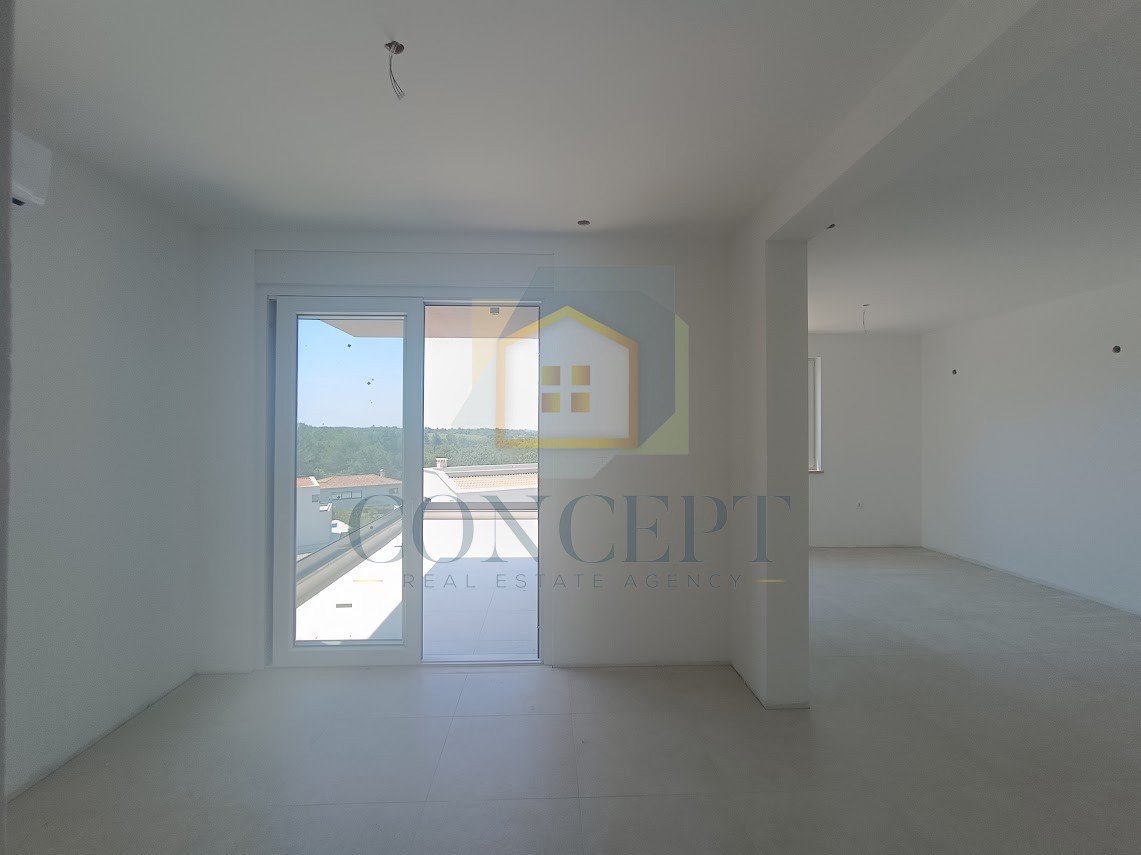 Poreč, okolica, Luksuzno stanovanje s krovno teraso v novogradnji, 1300 m od morja