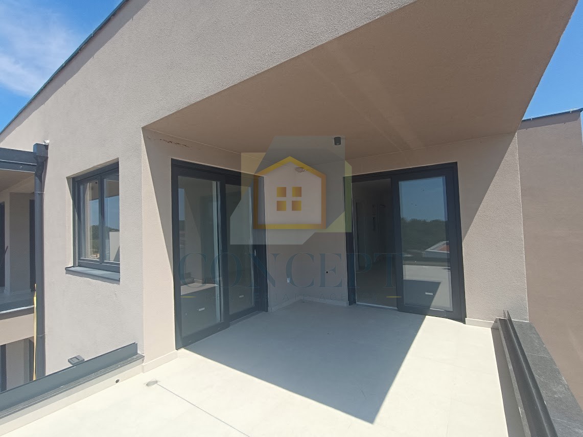 Poreč, okolica, Luksuzno stanovanje s krovno teraso v novogradnji, 1300 m od morja