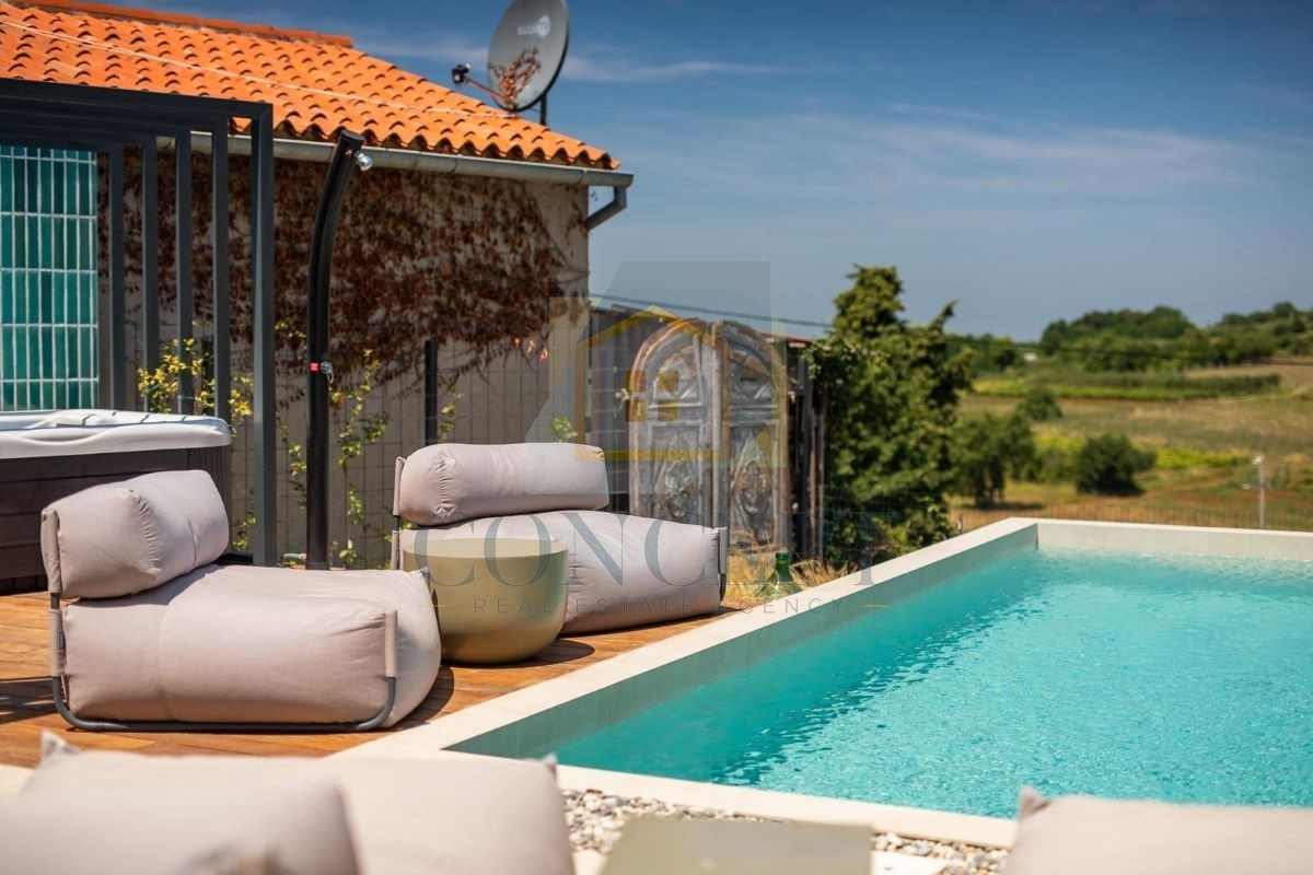 Poreč, Vižinada, Renovirana kamnita hiša s bazenom, 16 km od morja