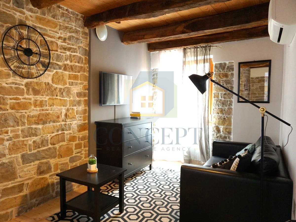 Istra, Oprtalj, Kamena hiša s 3 apartmaji in dvema poslovnima prostoroma