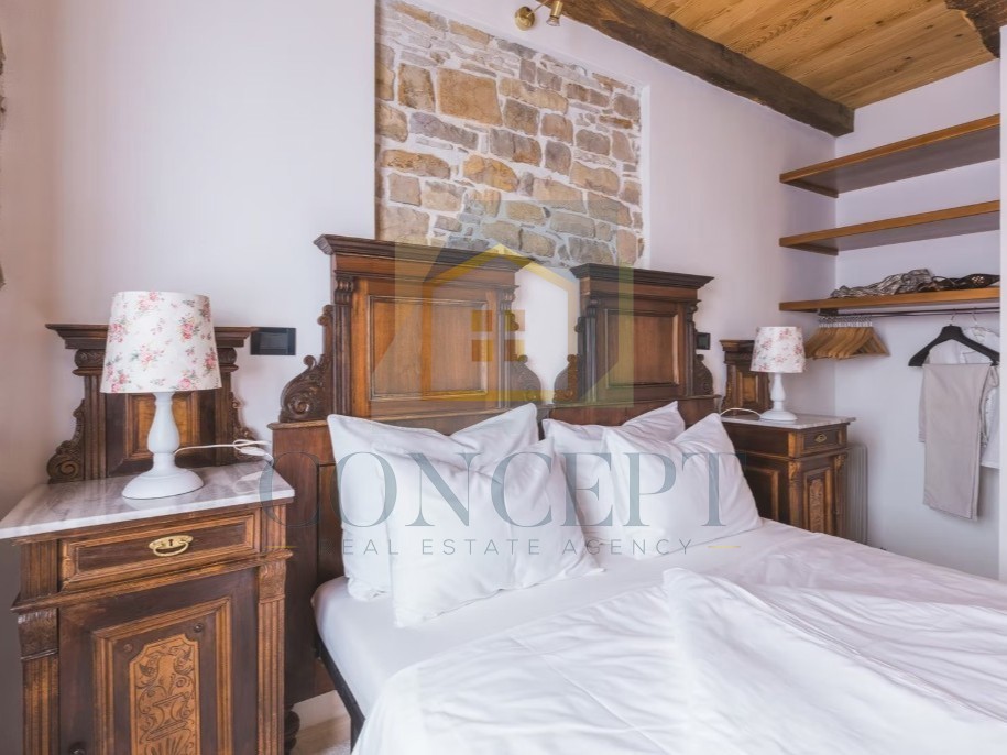 Istra, Oprtalj, Kamena hiša s 3 apartmaji in dvema poslovnima prostoroma