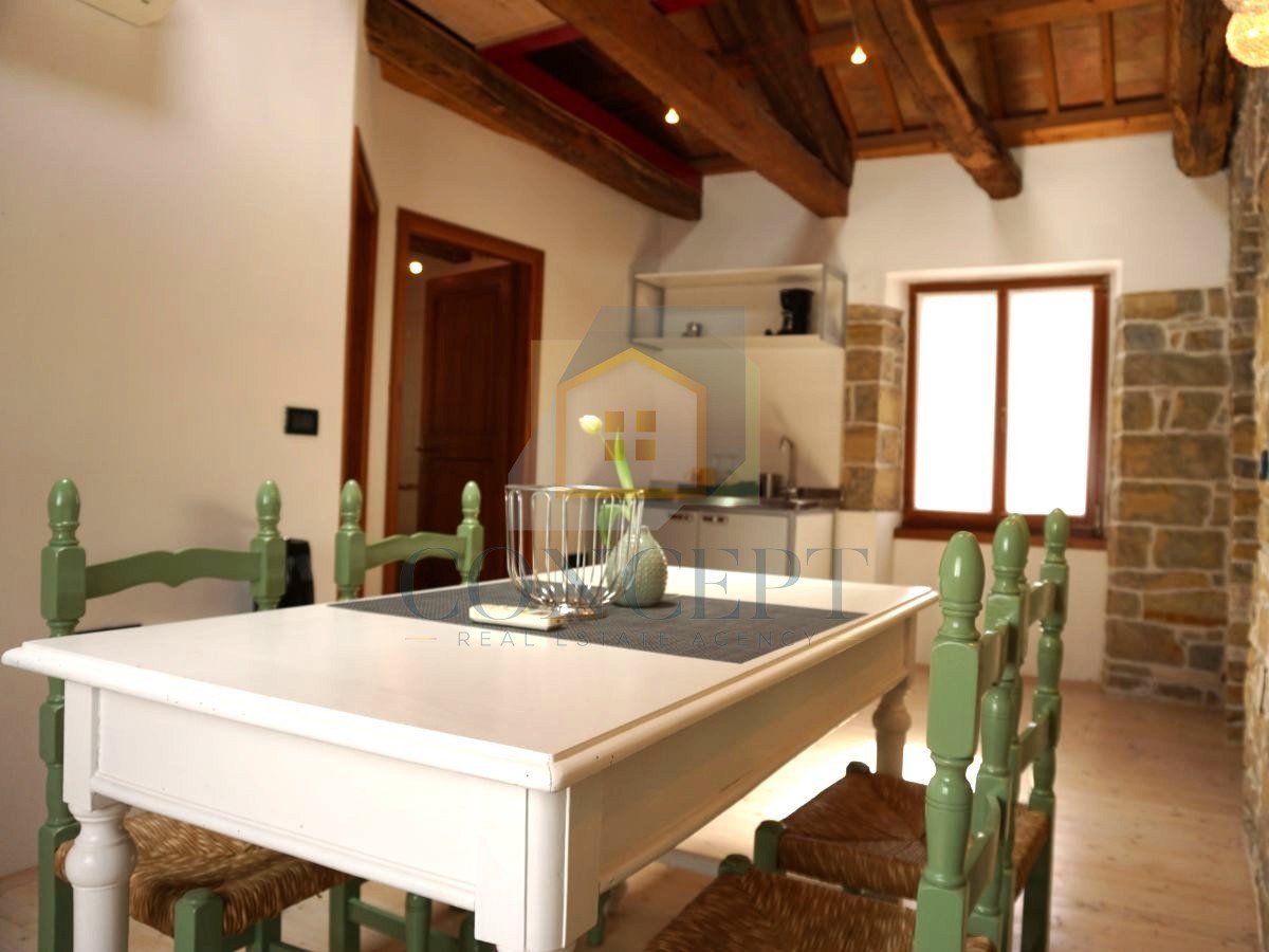 Istra, Oprtalj, Kamena hiša s 3 apartmaji in dvema poslovnima prostoroma