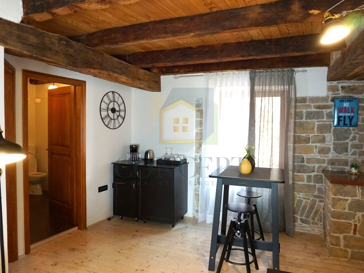 Istra, Oprtalj, Kamena hiša s 3 apartmaji in dvema poslovnima prostoroma