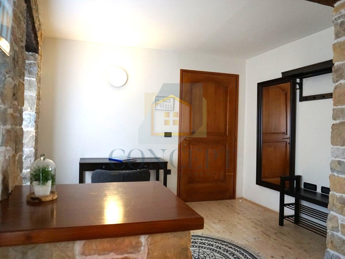 Istra, Oprtalj, Kamena hiša s 3 apartmaji in dvema poslovnima prostoroma