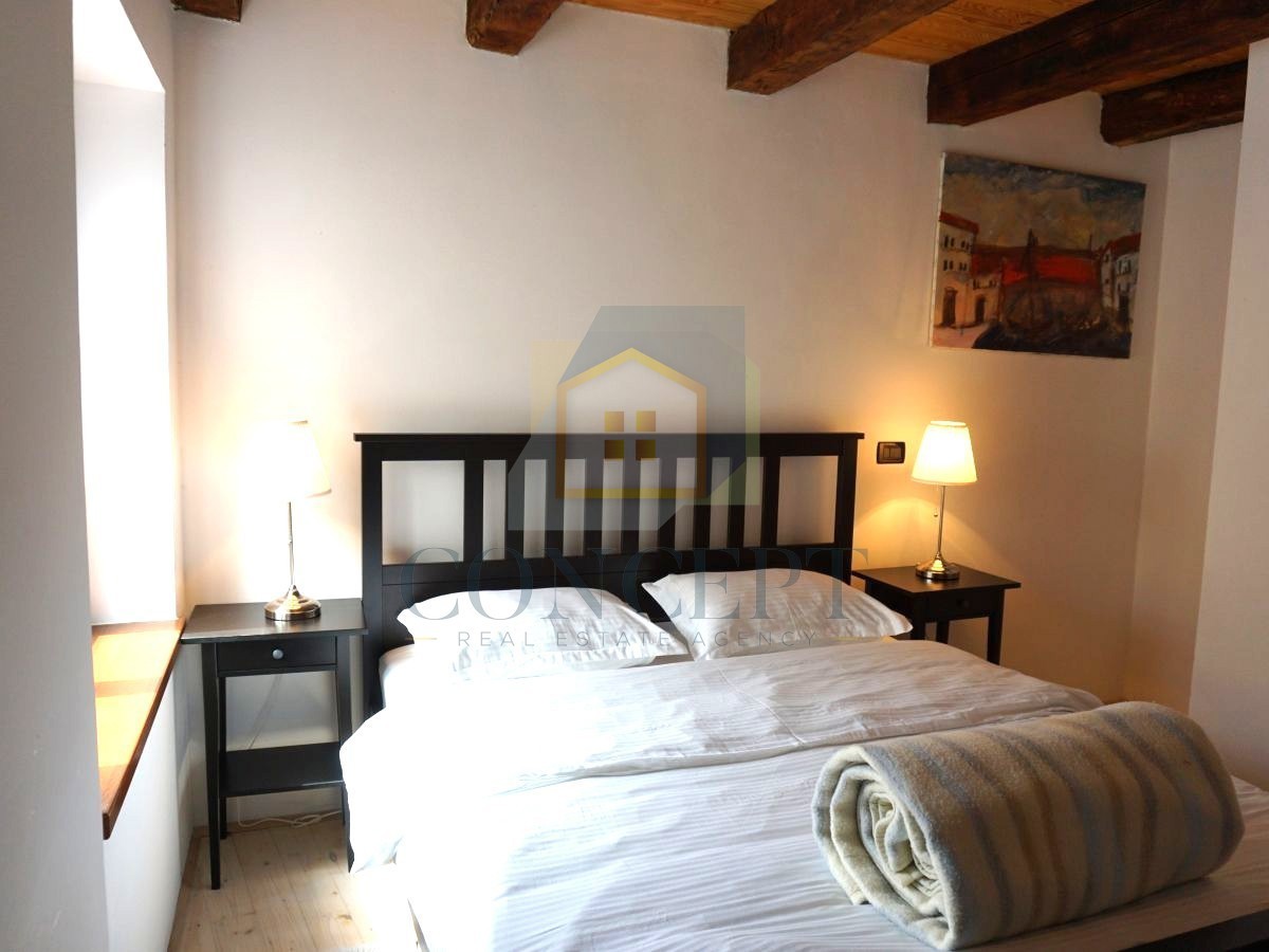 Istra, Oprtalj, Kamena hiša s 3 apartmaji in dvema poslovnima prostoroma