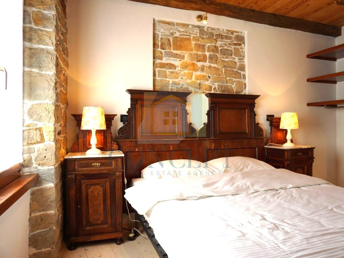 Istra, Oprtalj, Kamena hiša s 3 apartmaji in dvema poslovnima prostoroma